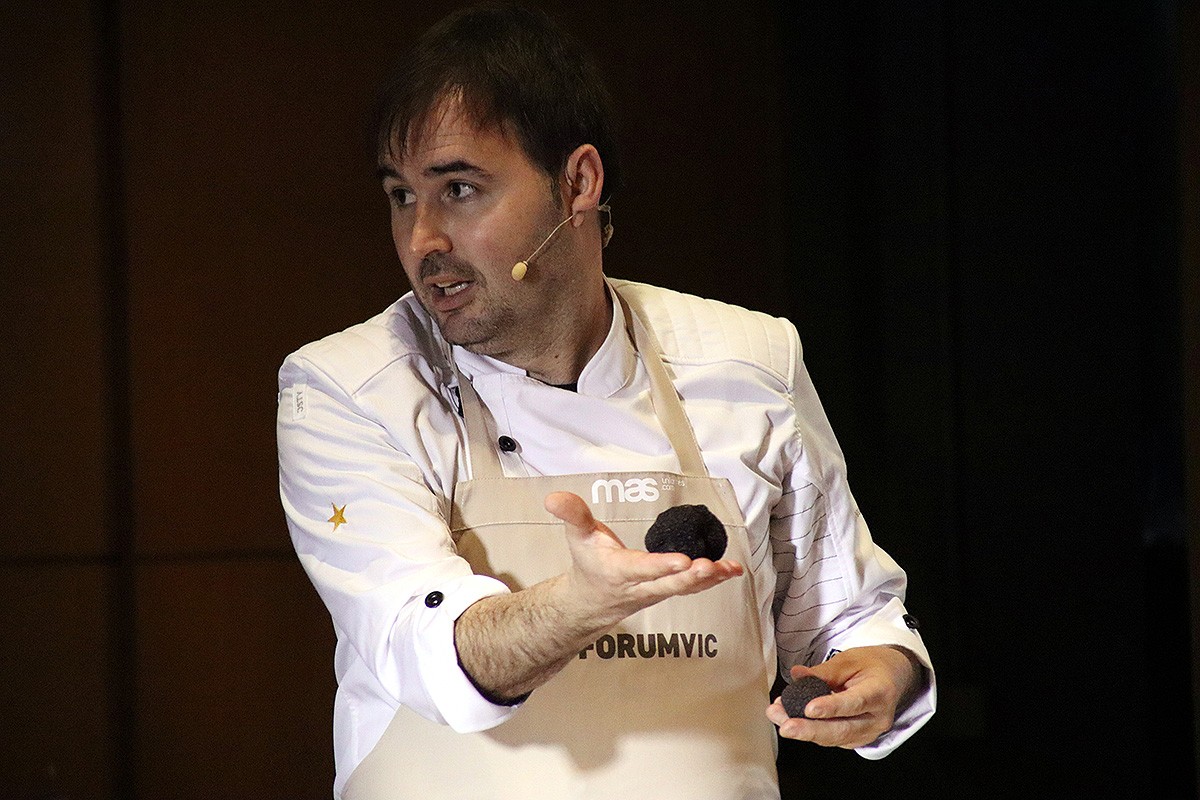 El cuiner Francesc Arumí, cap de cuina de Can Jubany, amb tòfona a les mans durant la jornada acadèmica del Trufforum.