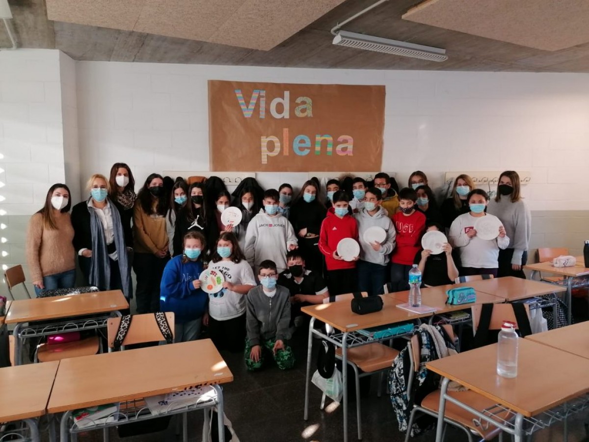 Imatge dels alumnes i les ponents sobre hàbits alimentaris saludables a l'Institut Cristòfol Despuig de Tortosa 