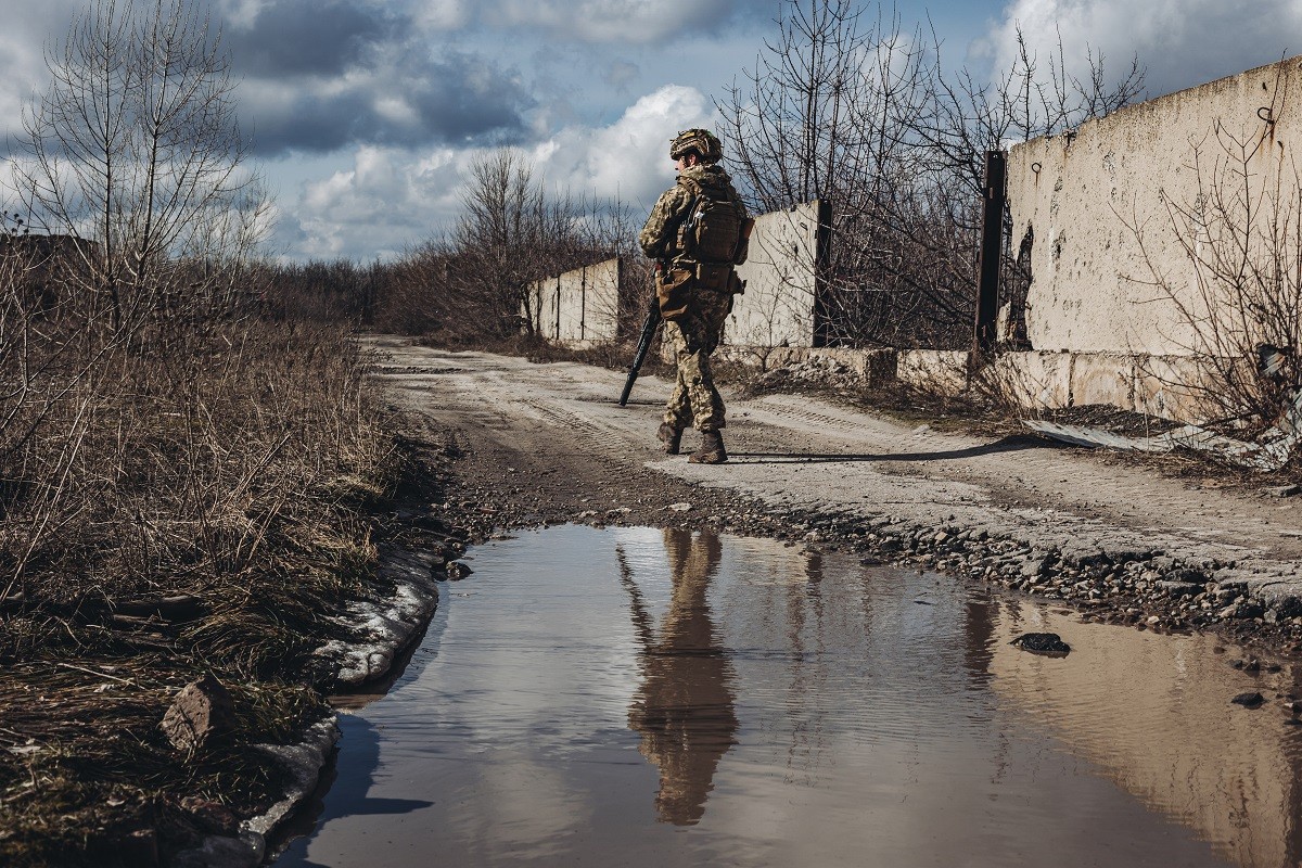 Un soldat de l'exèrcit ucraïnès