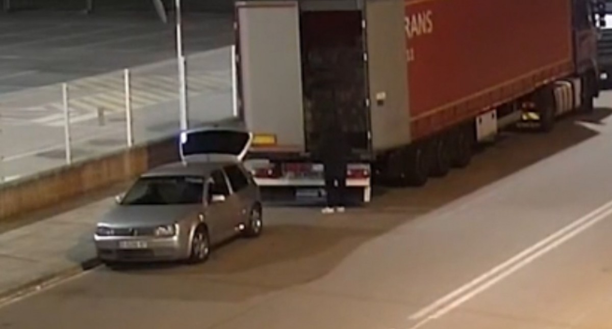 Un vehicle carregant la mercaderia des d'un camió.