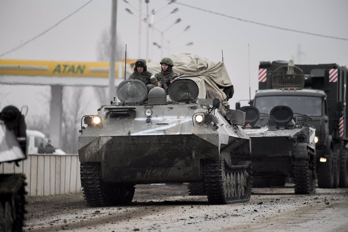 Les tropes russes entrant a Jarkhov (Ucraïna)