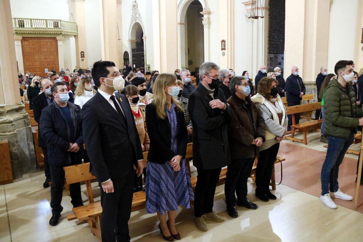 La consellera d'Acció Exterior i Govern Obert, Victòria Alsina, durant la missa especial que la comunitat ucraïnesa de Guissona ha celebrat a l'església del municipi