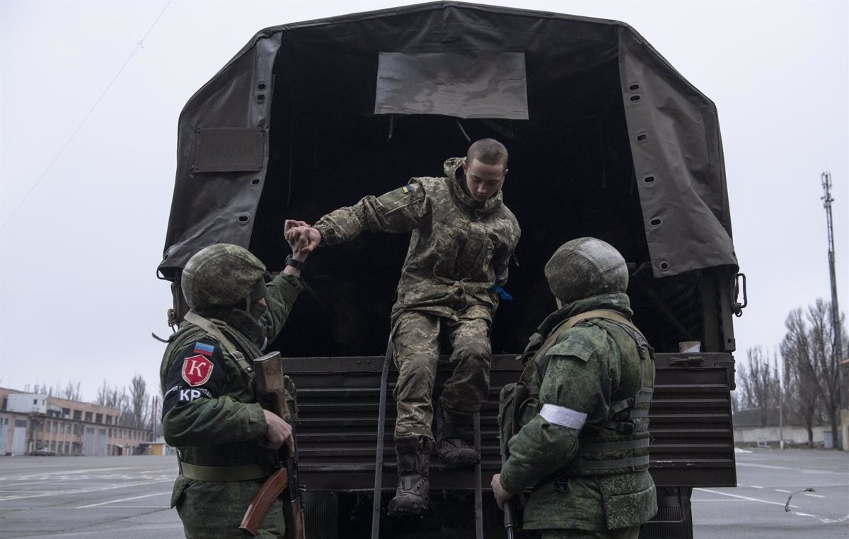 Soldats de Lugansk amb un militar ucraïnès detingut