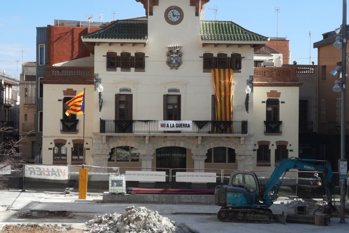 Pancarta de No a la guerra al balcó de l'Ajuntament de Sant Celoni