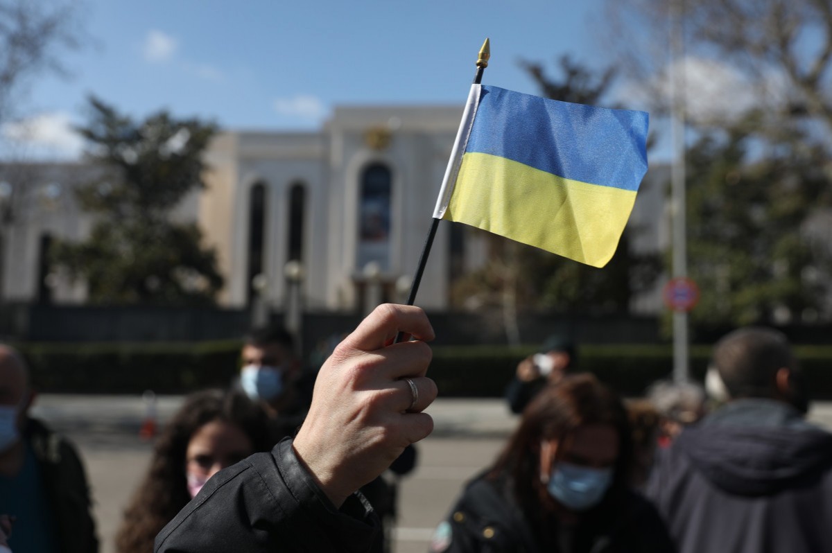 Un manifestant sosté la bandera d'Ucraïna. 