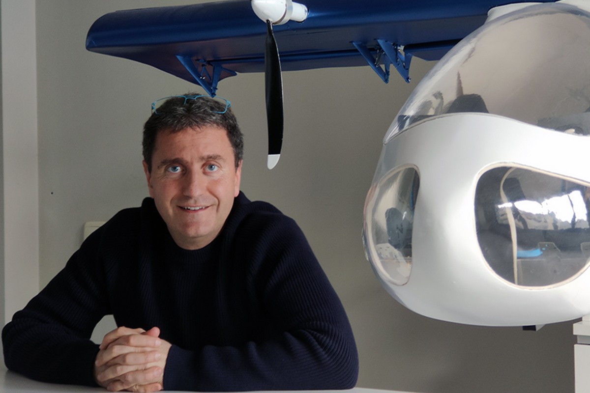 El CEO de l'start-up, Aitor Martín, amb el prototip de taxi volador