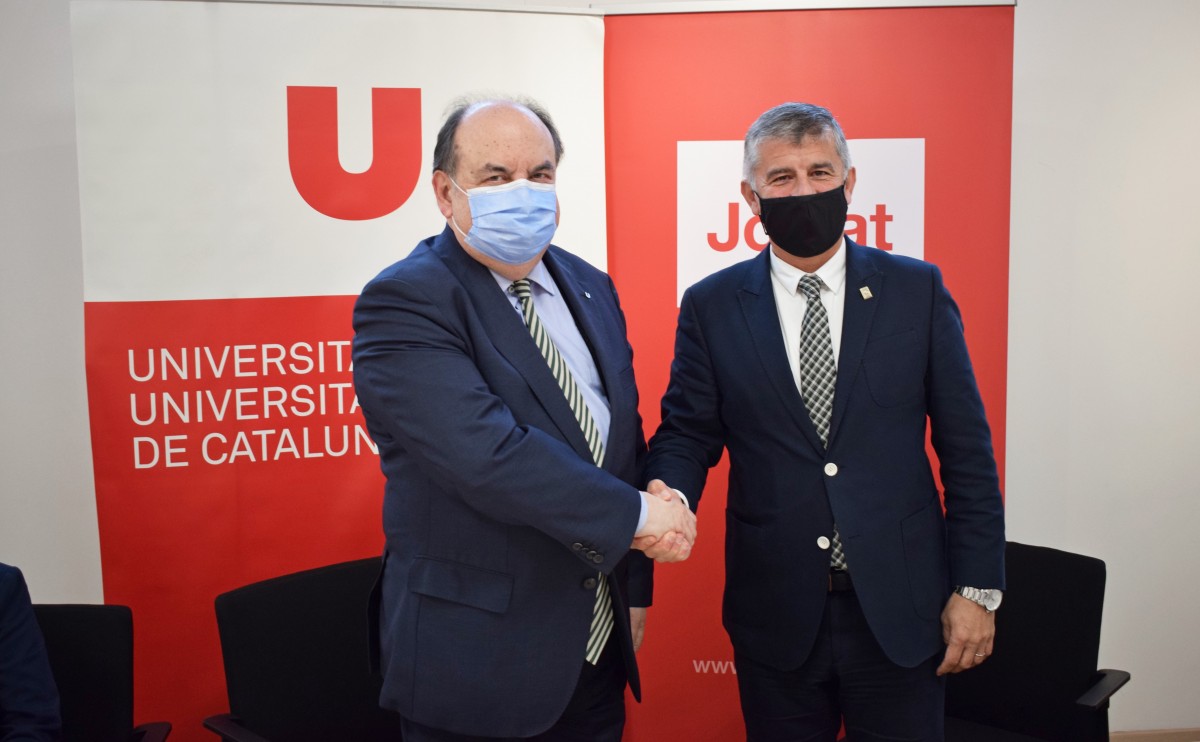 El rector de la UVic-UCC, Josep Eladi Baños, i el director general de Joviat, Jordi Vilaseca, durant la signatura de l'acord