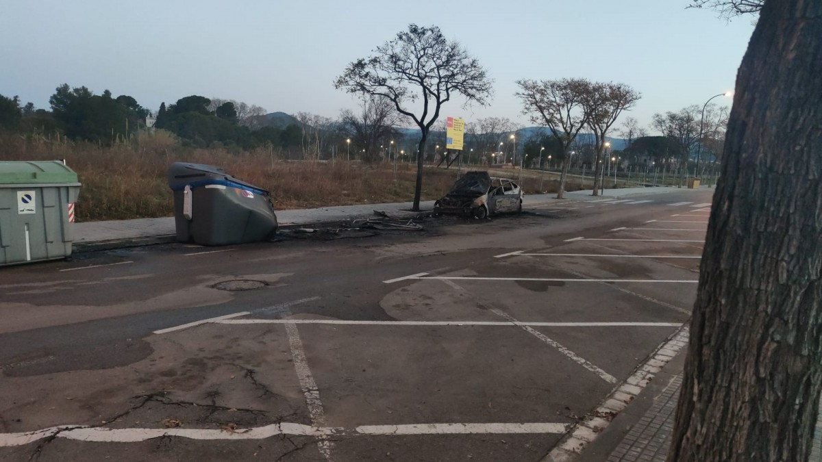 Un incendi ha cremat dos contenidors a l'Avinguda Saragossa aquesta matinada