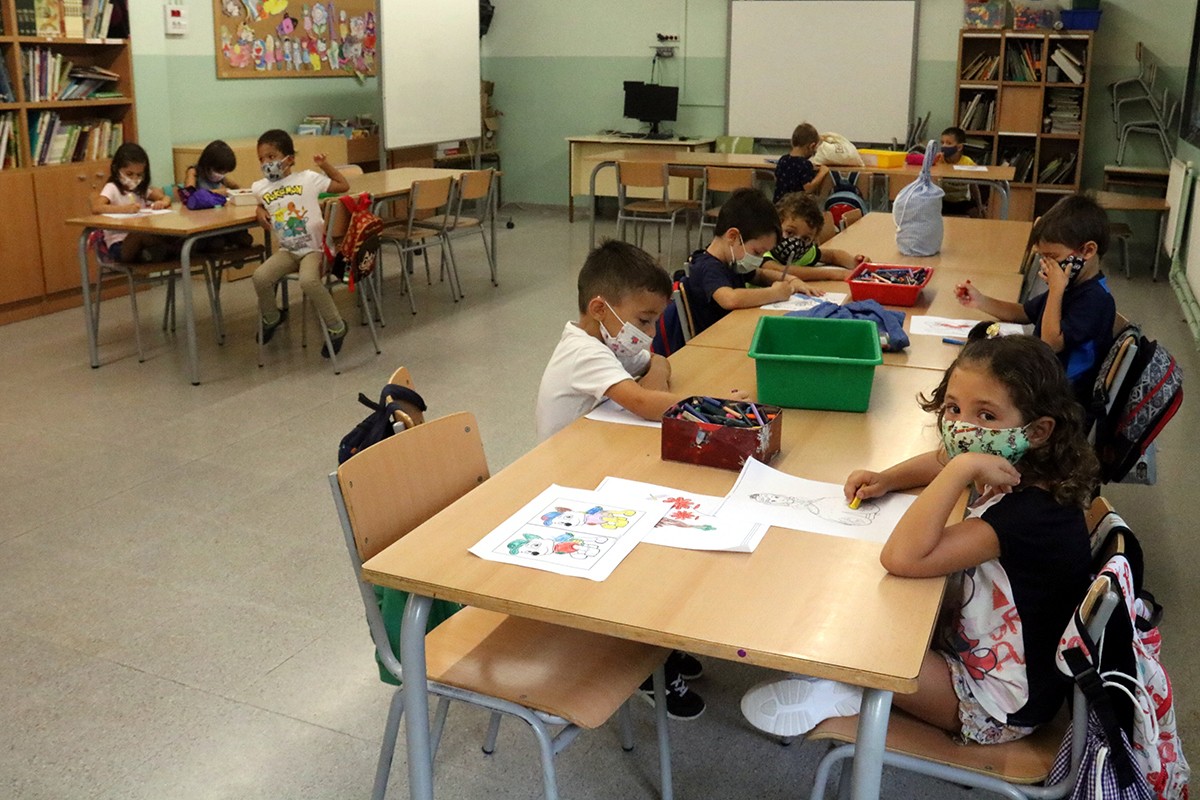 Una aula catalana on els nens utilitzen mascareta