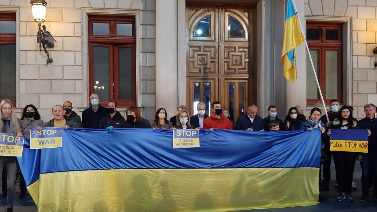 Autoritats i veïns d'origen ucraïnès han encapçalat la concentració al Mercadal 