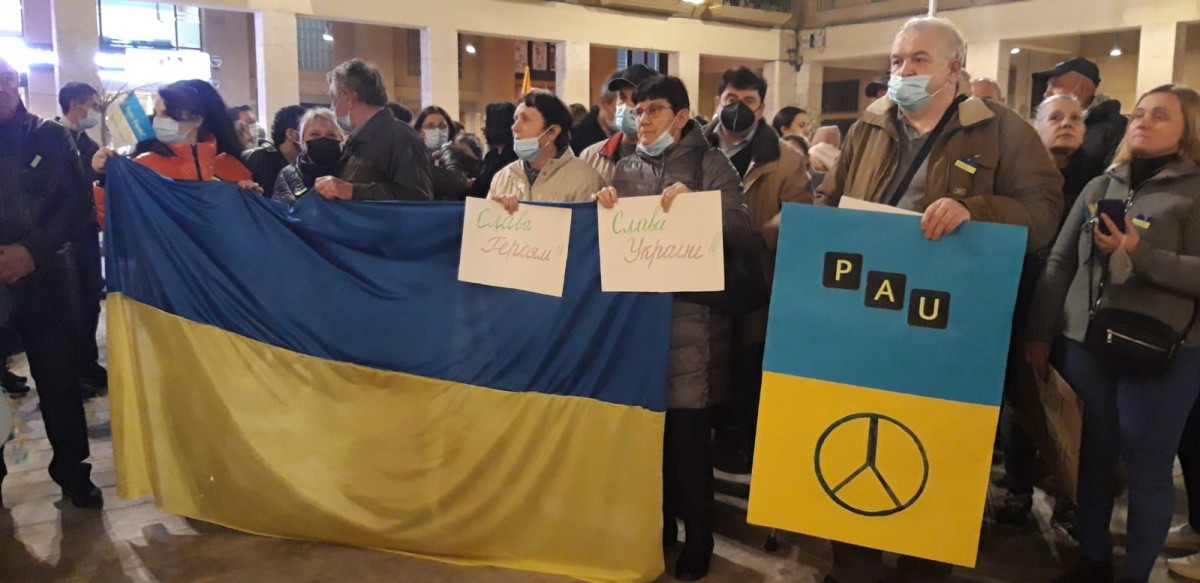 Un centenar de persones  demanant pau per Ucraïna davant de l'Ajuntament de Tortosa 