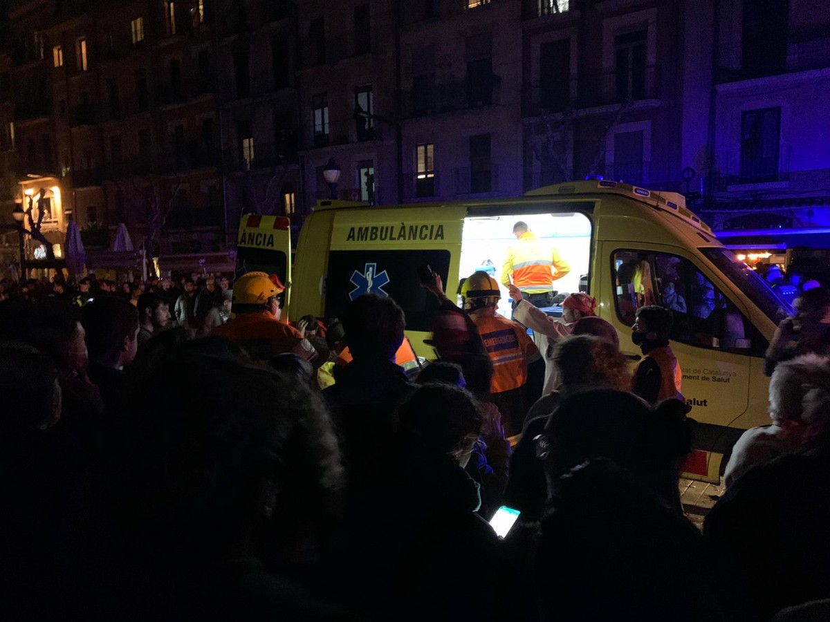 El moment de l'arribada de l'ambulància a la plaça de la Font.