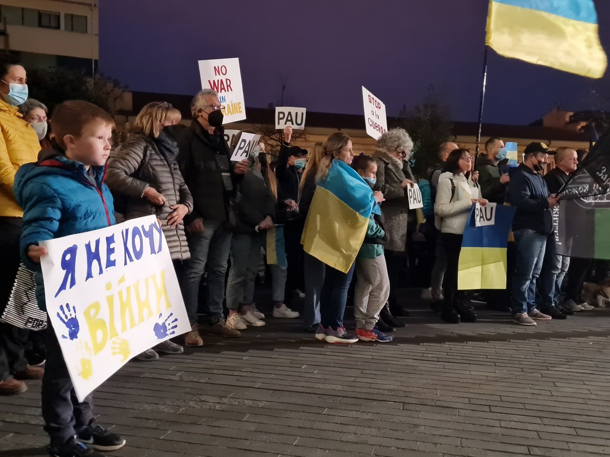 Aquest dimarts els olotins han mostrat la seva solidaritat amb Ucraïna davant l'Ajuntament.