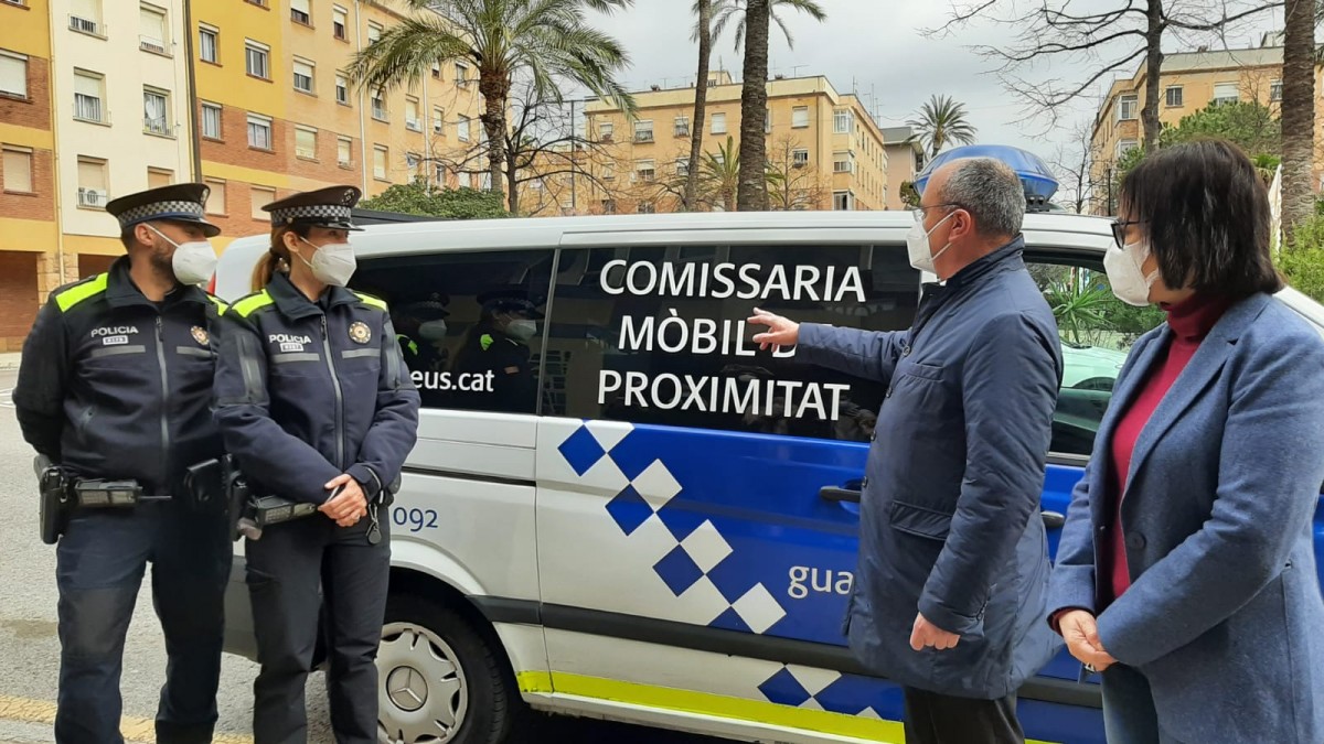 Pellicer i Vázquez, amb agents de policia, mostren la furgoneta