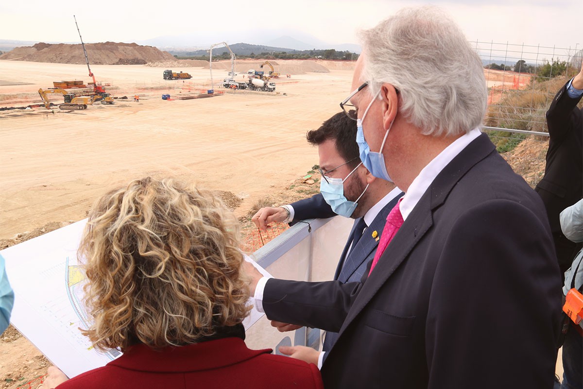 Visita del president de la Generalitat a la zona on es construïx la nau.