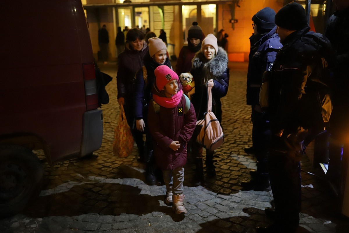 Famílies de refugiats ucraïnesos es dirigeixen a Polònia per escapar de la guerra