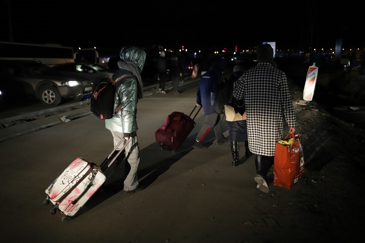 Una família acaba de passar la frontera de Medyka, a Ucraïna