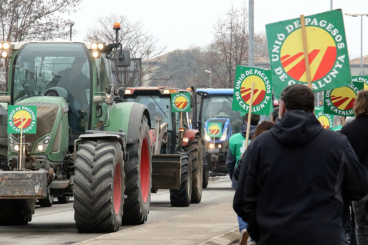 Una desena de tractors han caminat a marxa lenta per la zona del Sucre de Vic fins acabar davant la seu del Departament d'Acció Climàtic.