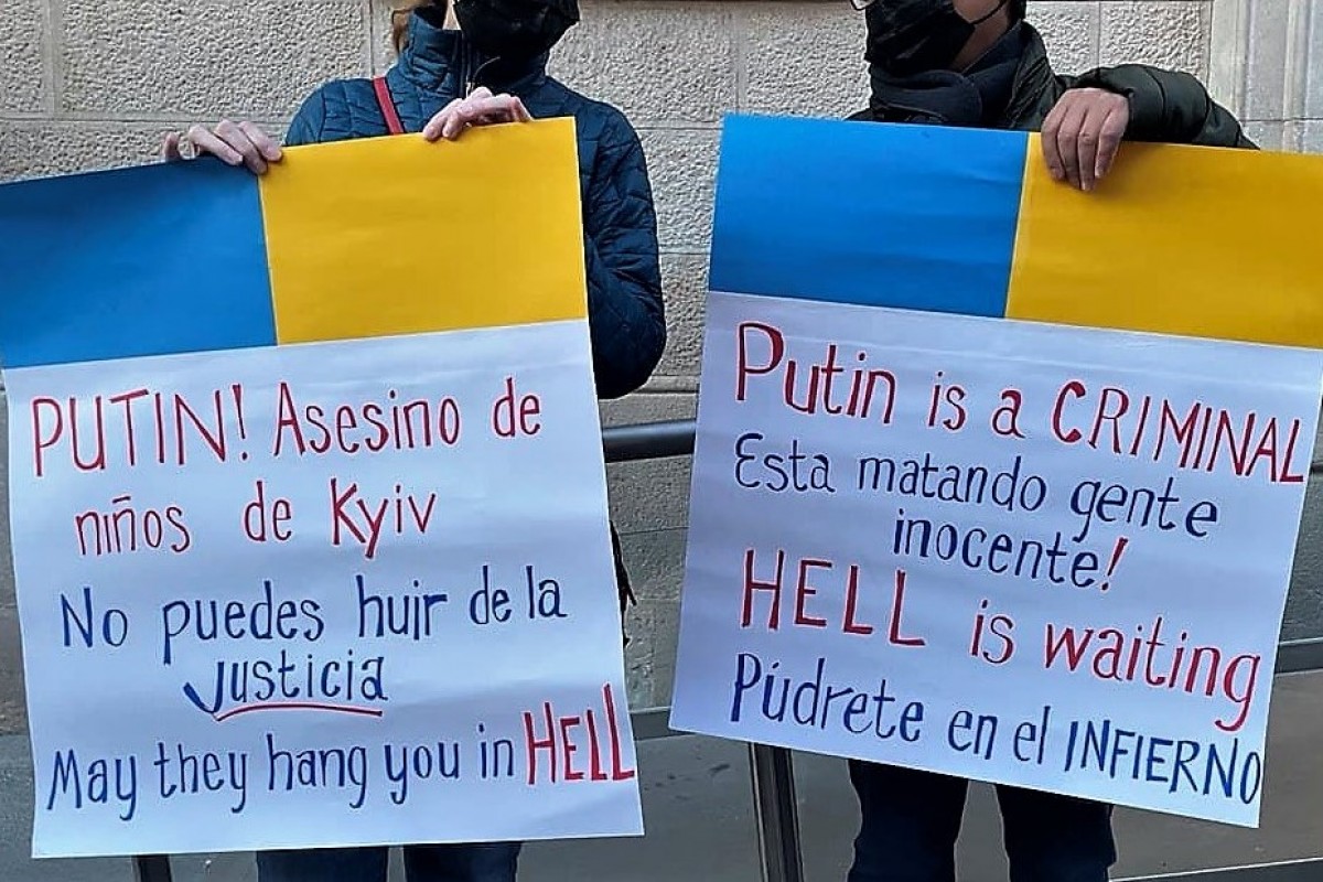 Dues persones mostren cartells contra la guerra i contra Putin, en una imatge d'arxiu