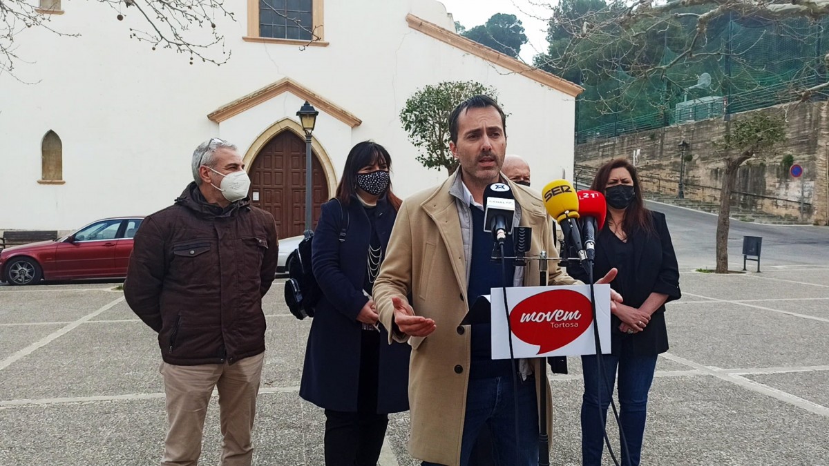 Pla general de la roda de premsa del grup municipal Movem Tortosa al Call Jueu de Remolins, a Tortosa 