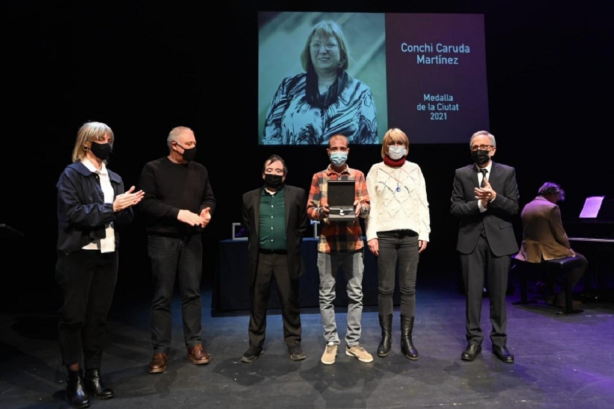 Familiars de Conchi Caruda, recollint la Medalla de la Ciutat 2021
