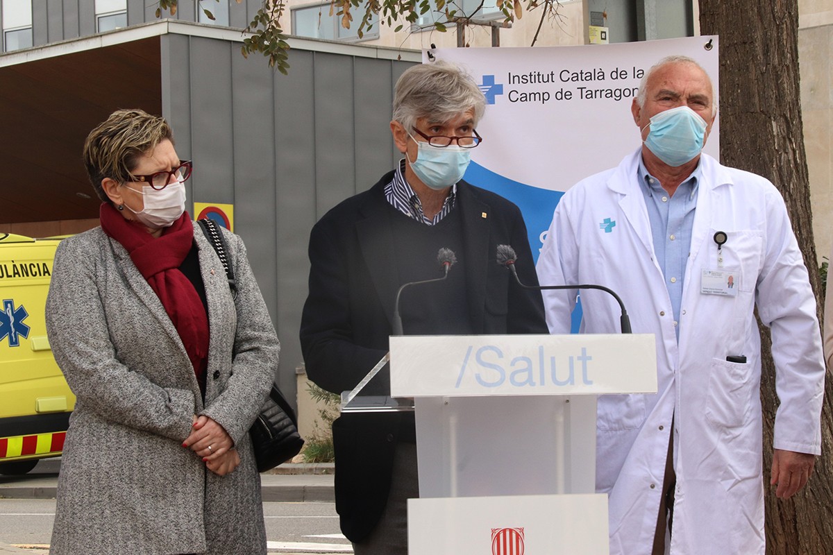 El conseller de Salut, Josep Maria Argimon, durant la roda de premsa davant l'Hospital Joan XXIII de Tarragona.