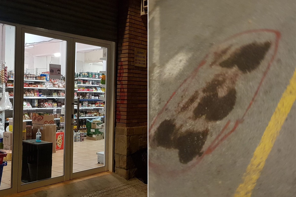 Gotes de sang pintades a la porta de l'establiment i missatge a terra esborrat pels propietaris