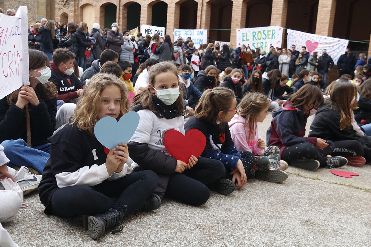 Nens amb cors de paper durant la protesta pel tancament de l'escola El Roser de Sant Julià de Viltatorta.