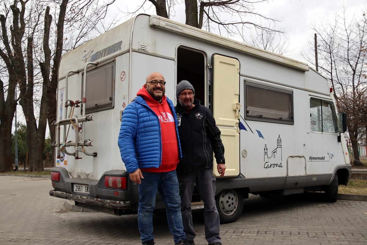 En Sisu i en Robert, aquest diumenge a Przemysl davant l'autocaravana, a punt per emprendre el camí de retorn a Catalunya amb cinc refugiats
