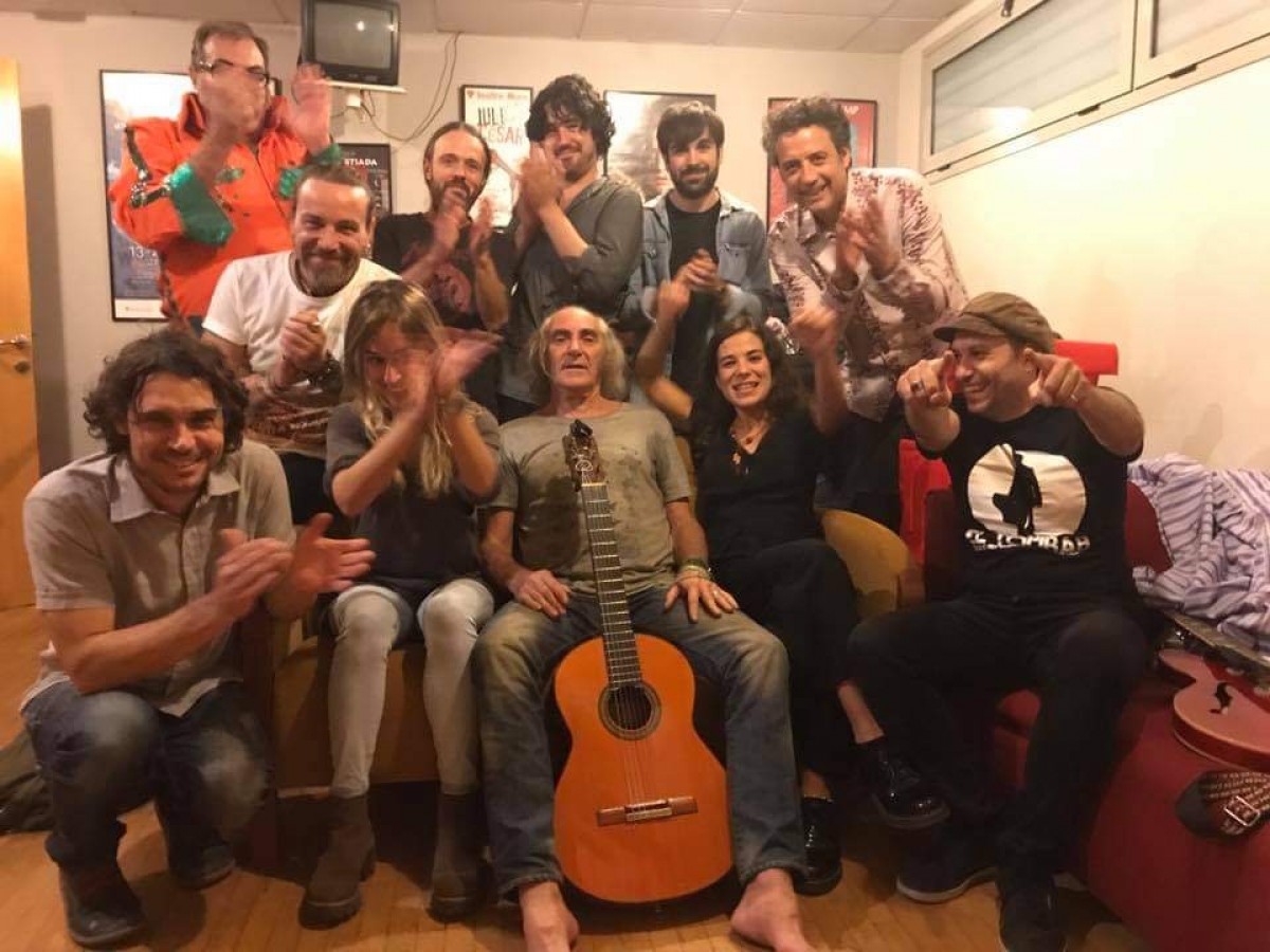 Pau Riba amb els músics i cantants que el van acompanyar a Reus