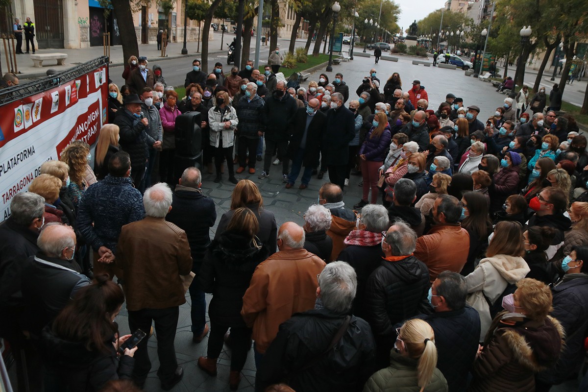 Unes dues-centes persones s'han concentrat davant l'antic Banc d'Espanya a Tarragona per exigir un tracte just de la banca per a la gent gran.
