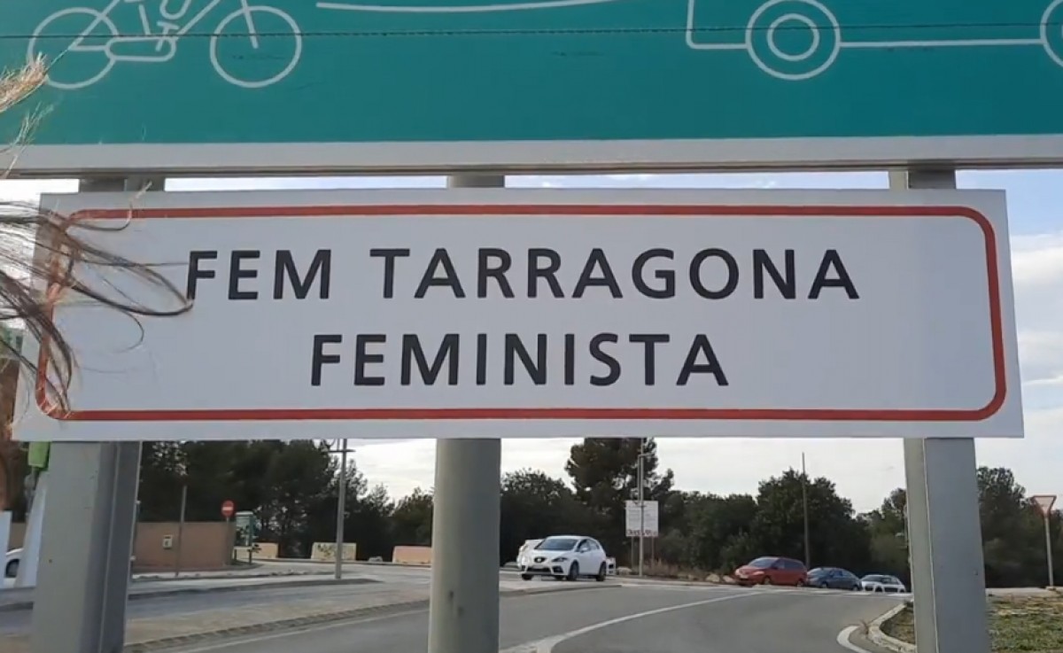 El cartell penjat en una de les entrades de Tarragona.