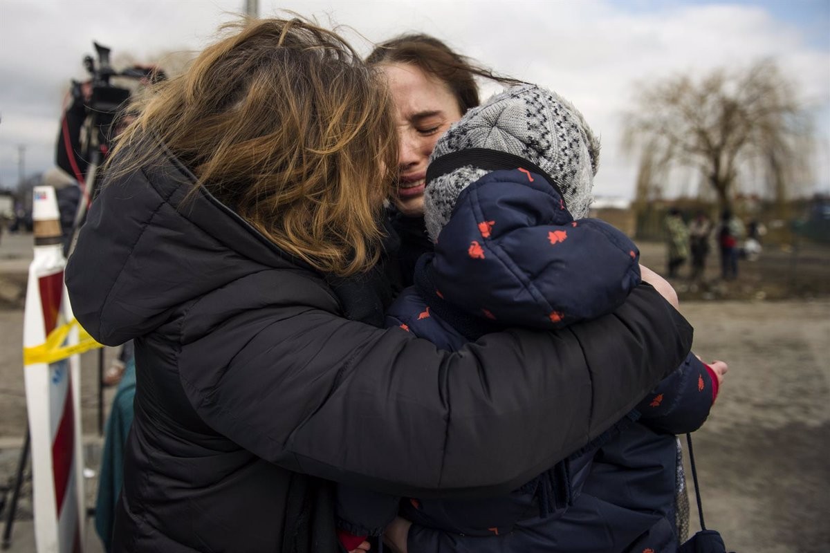 Una família ucraïnesa a la frontera mentre escapa de la guerra