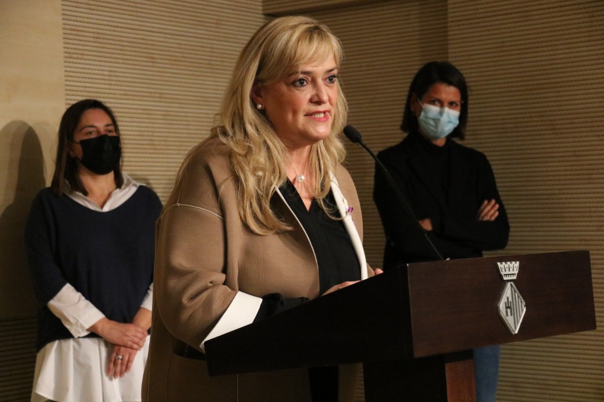 La consellera de Drets Socials, Violant Cervera, en roda de premsa a Terrassa. 