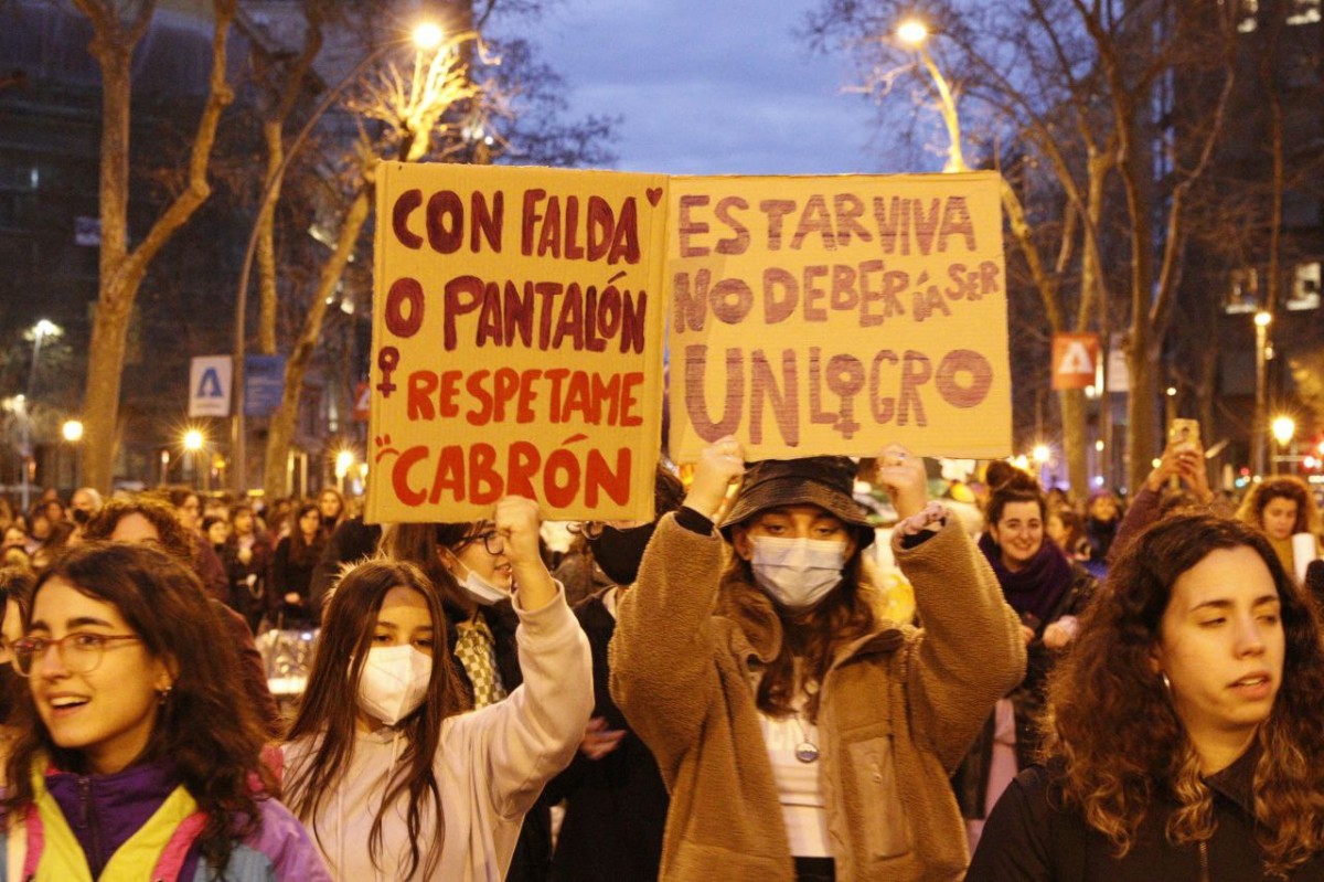 Manifestació feminista pel 8-M al centre de Barcelona.