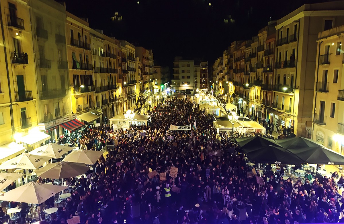 La mobilització del 8 de març a la plaça de la Font de Tarragona.