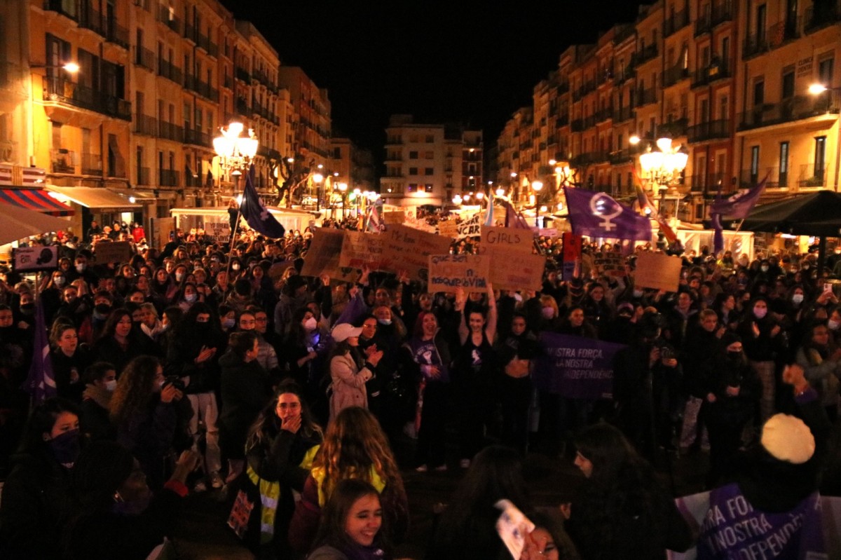 Vista de la manifestació a la plaça de la Font