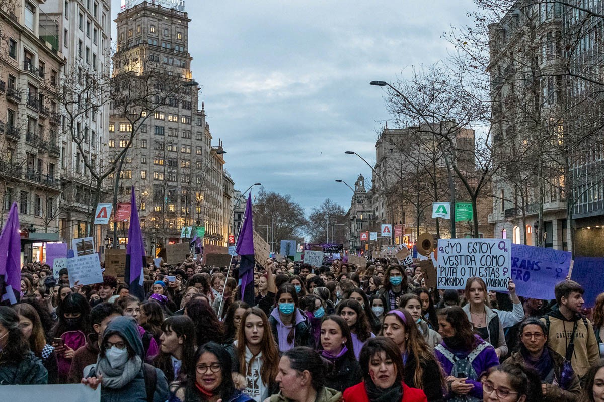8-M: clam feminista a Barcelona