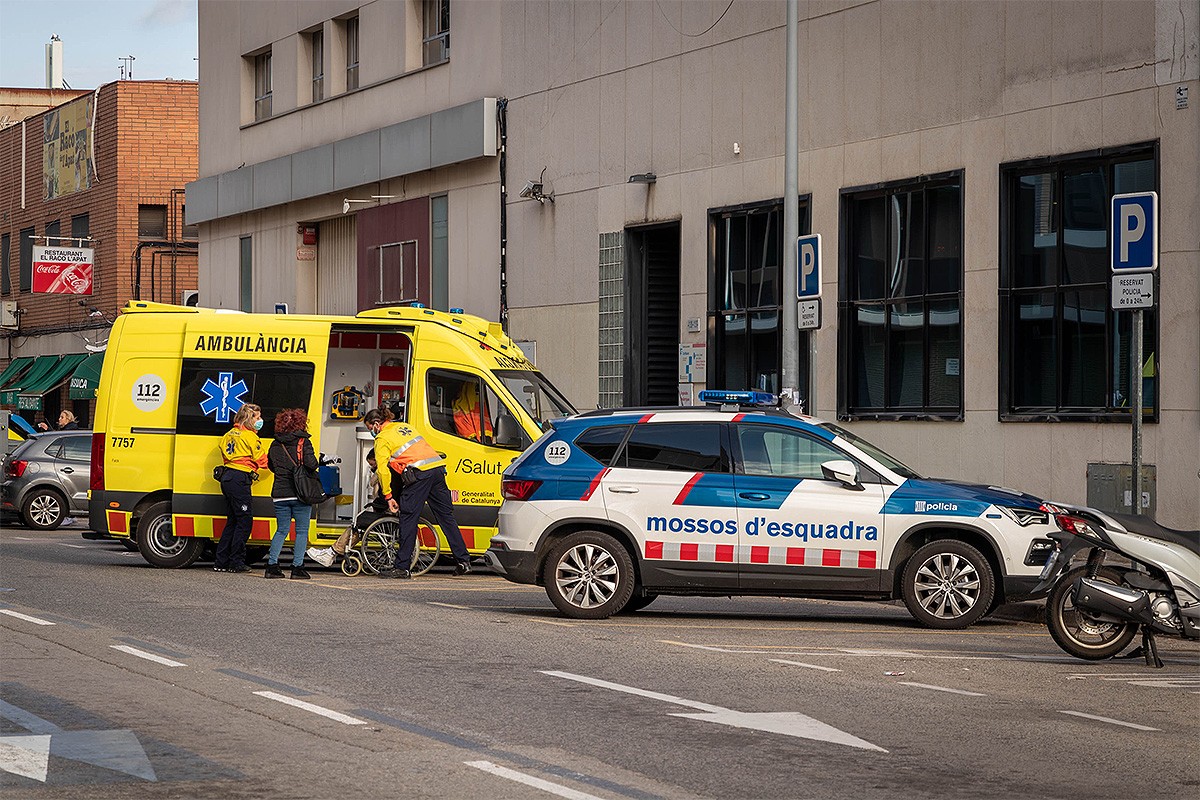 Un cotxe dels Mossos i una ambulància, al centre de Barcelona