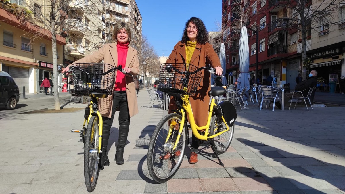 La vicealcaldessa, Noemí Llauradó, i la regidora d'Urbanisme i Mobilitat, Marina Berasategui, en la presentació del prototip de bicicleta compartida