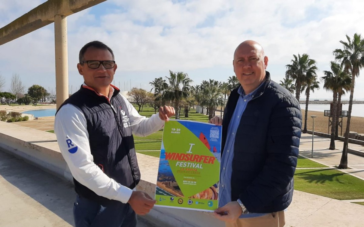 L'alcalde de la Ràpita, Josep Caparrós i el president de l'Estació Nàutica, Joan Barberà presentant el cartell del I Windsurfer Festival La Ràpita-Delta de l'Ebre