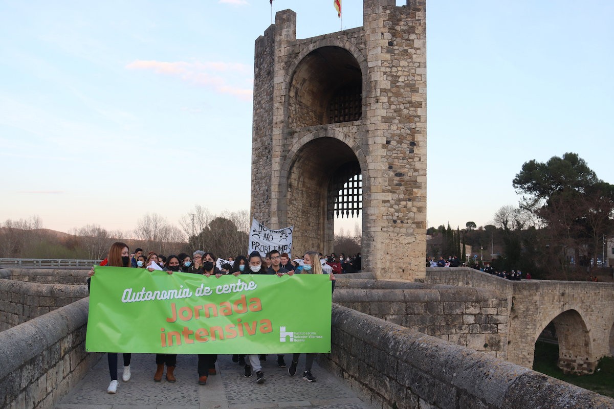 La manifestació de la comunitat educativa al pont de Besalú.
