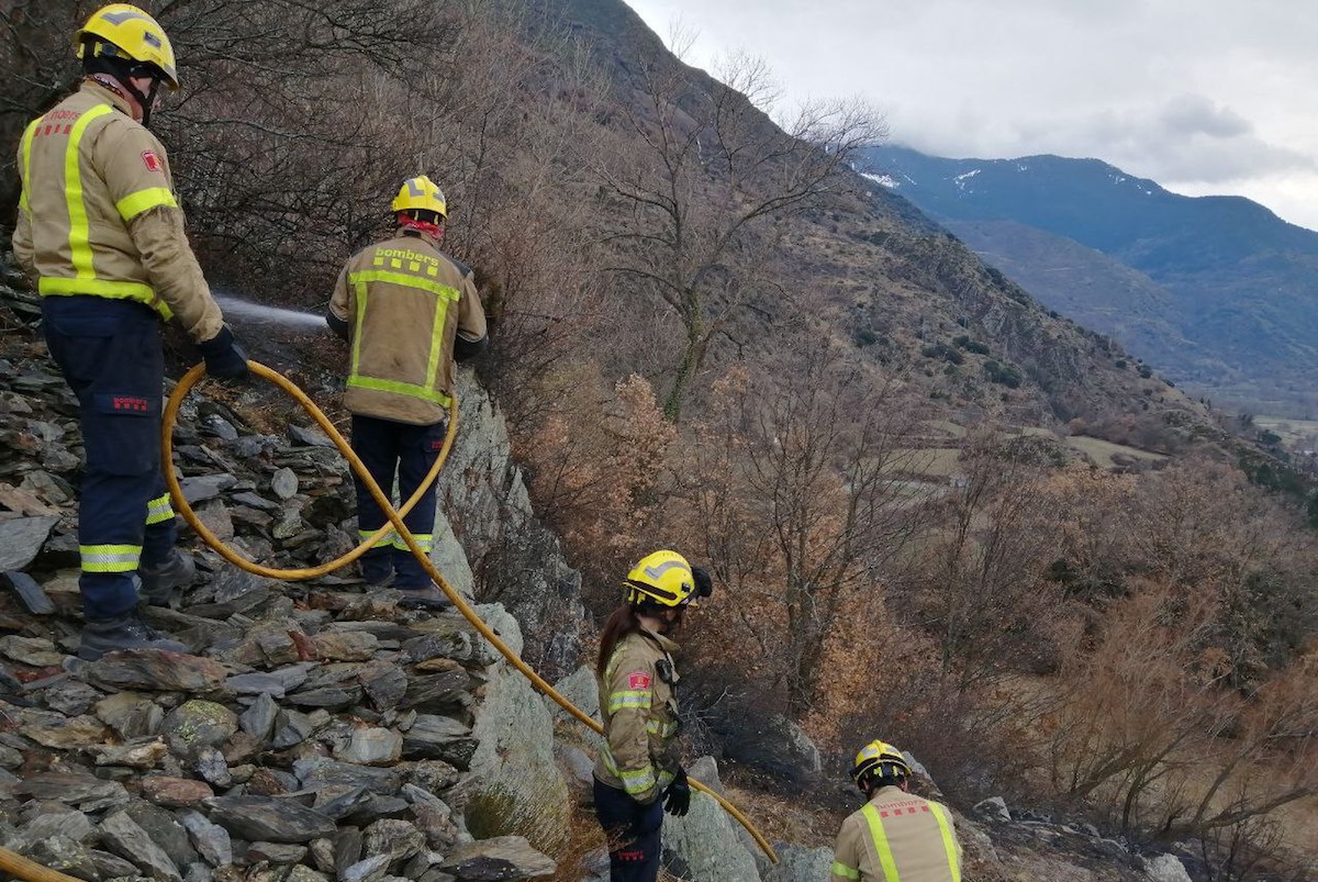 Efectius dels Bombers remullant la zona afectada