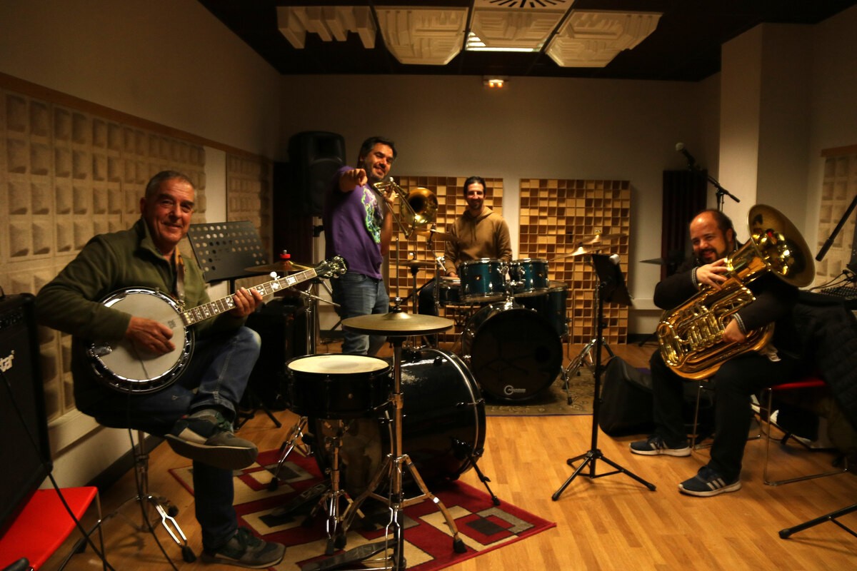 Els membres de Stromboli Jazz Band assajant en un local de Reus
