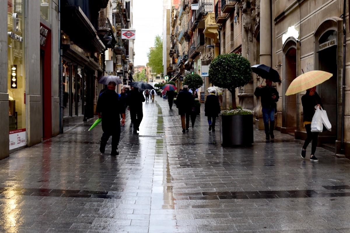 Veïns al carrer de Llovera de Reus, en un dia plujós