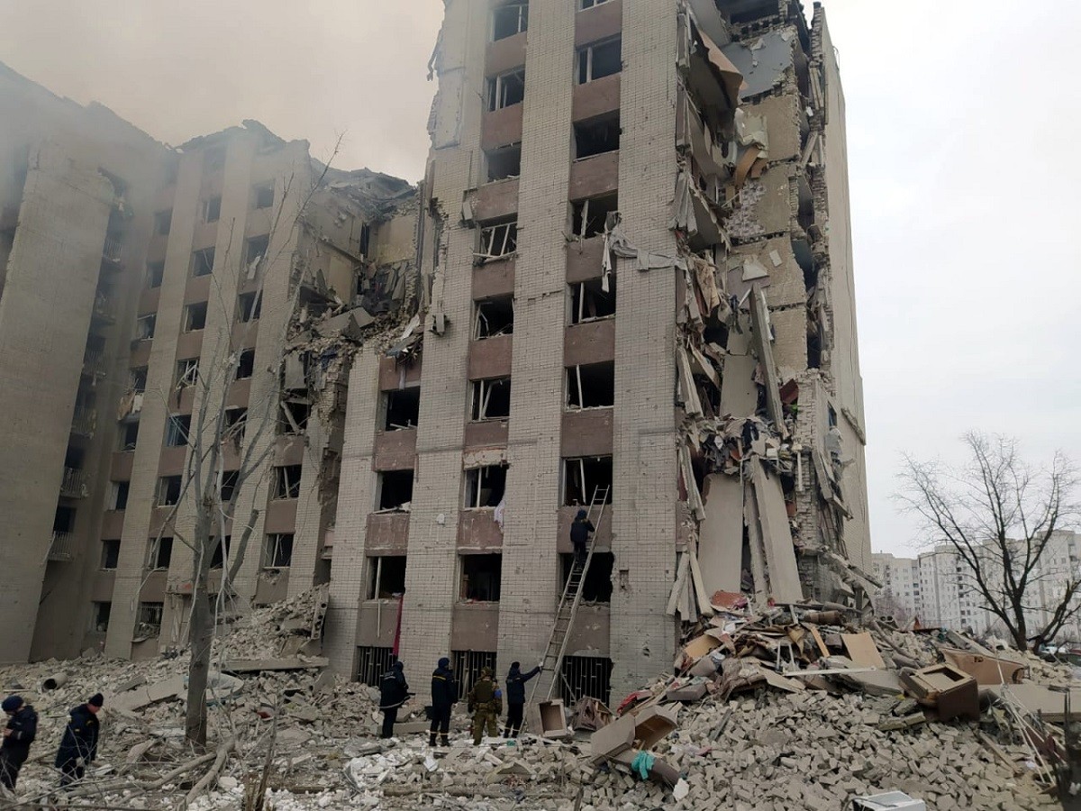 Un edifici destruït pels bombardejos a la ciutat de Txernihiv, al nord de Kíiv