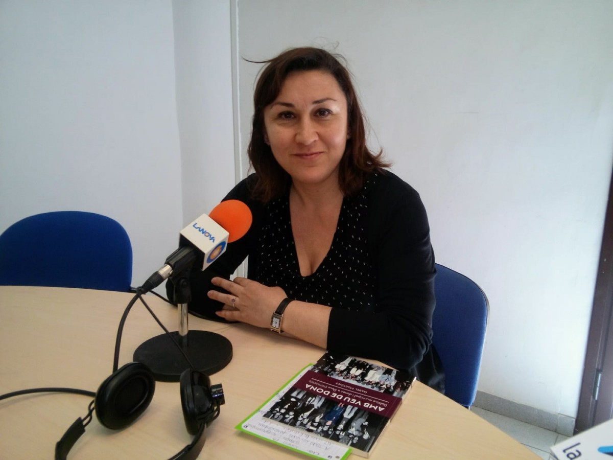 La periodista Isabel Martínez en una entrevista a LANOVA Ràdio