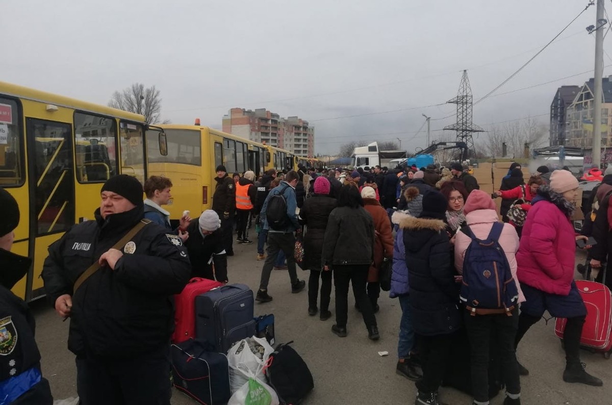 Ciutadans abandonant Kíev aprofitant un dels corredors humanitaris