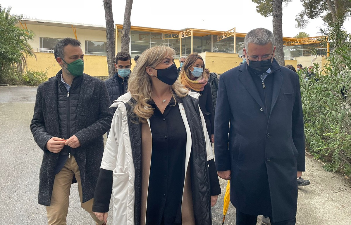 La consellera Cervera, acompanyada de l'alcalde de Tarragona, Pau Ricomà, en la visita d'aquest dimarts.