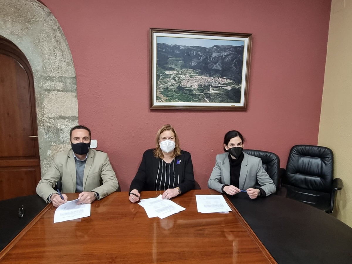 L'alcaldessa de Tivissa, Montse Perelló -al centre- en l'acte de signatura dels contractes amb representants de l'empresa adjudicatària dels terrenys on es faran parcs eòlics